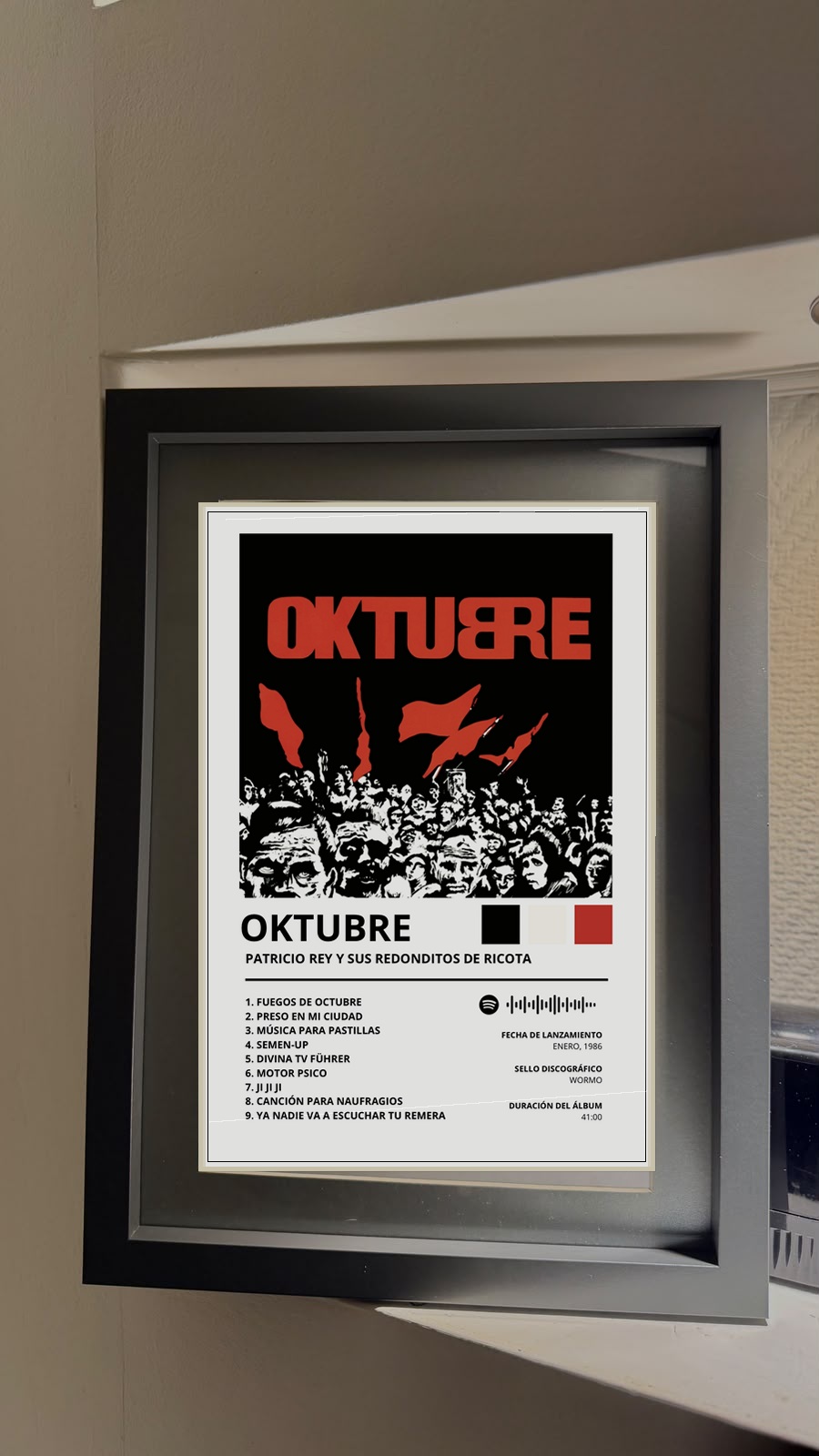 Cuadro Oktubre presentado en ambiente premium